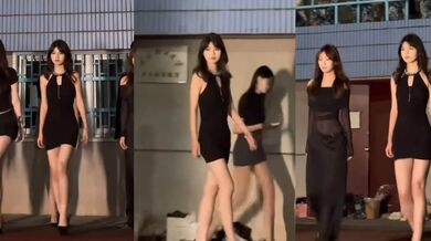 武汉轻工大学军训美女走秀 大学生辣妹操场T台秀 巨乳翘臀摇曳引俊男围观 直击领导心窝！